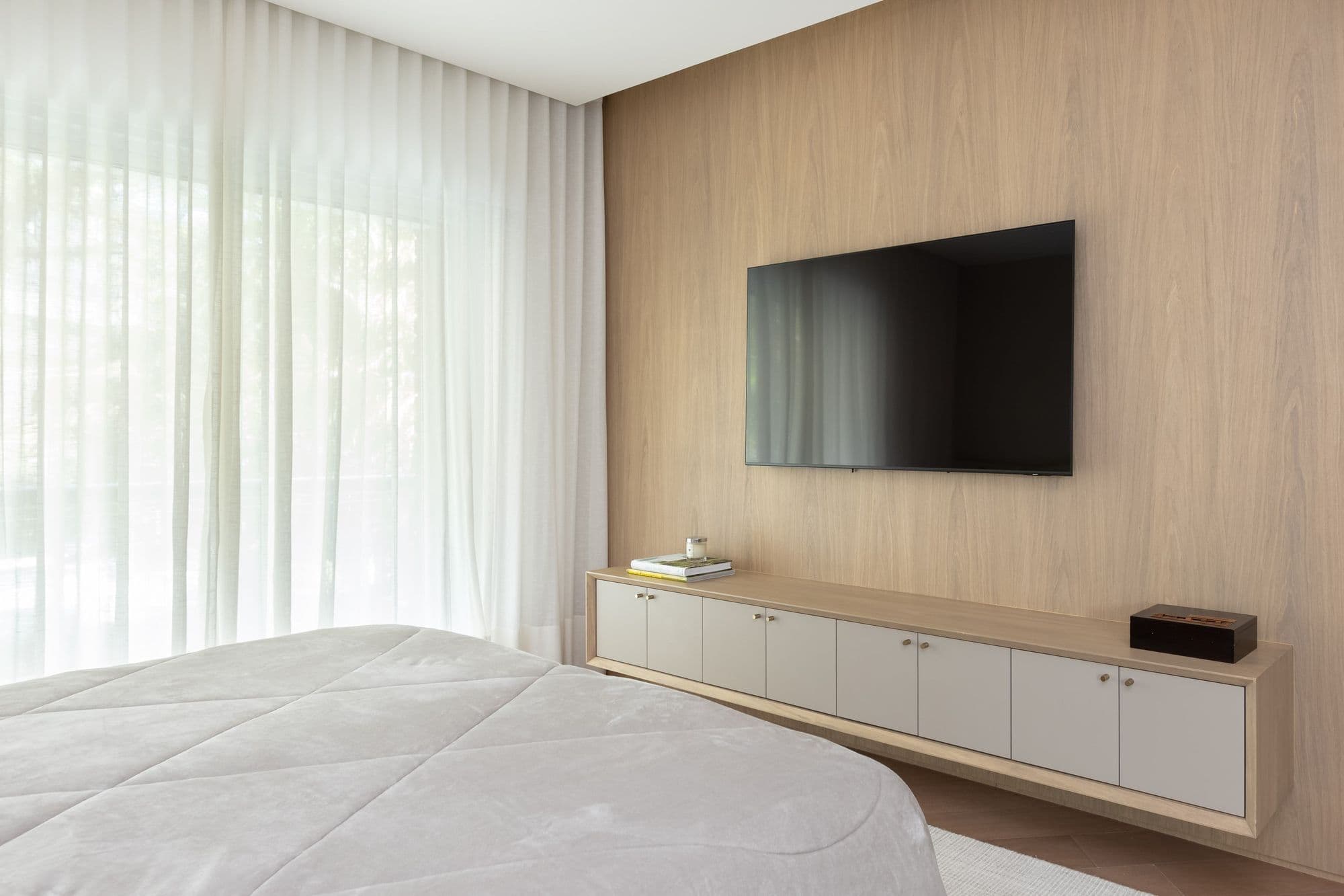 Quarto com painel de TV em lâmina de madeira natural